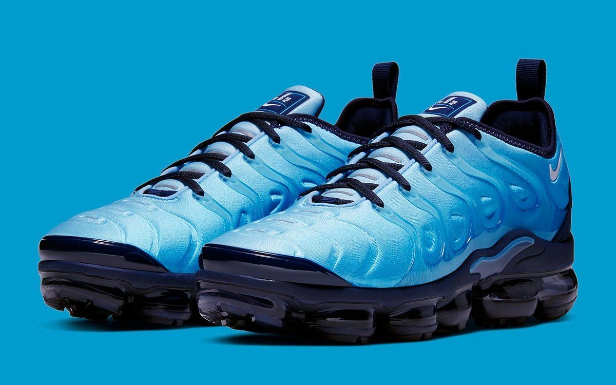 blue and white nike vapormax