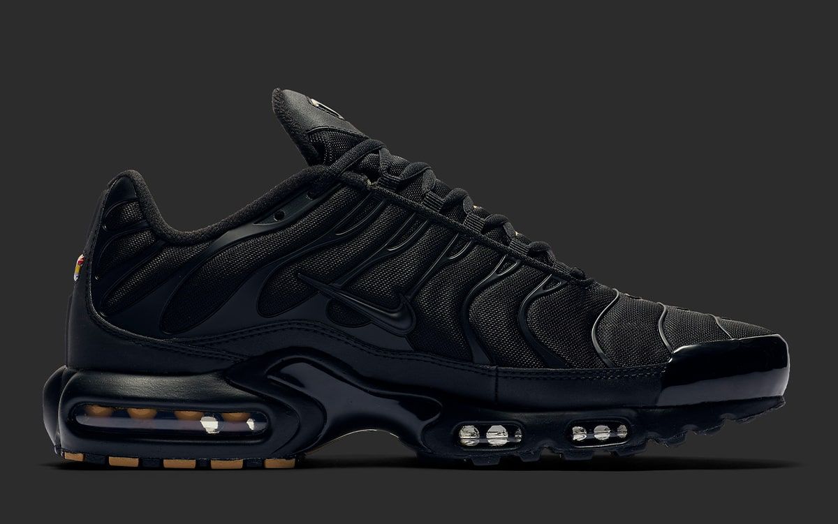 air max plus black with gold check