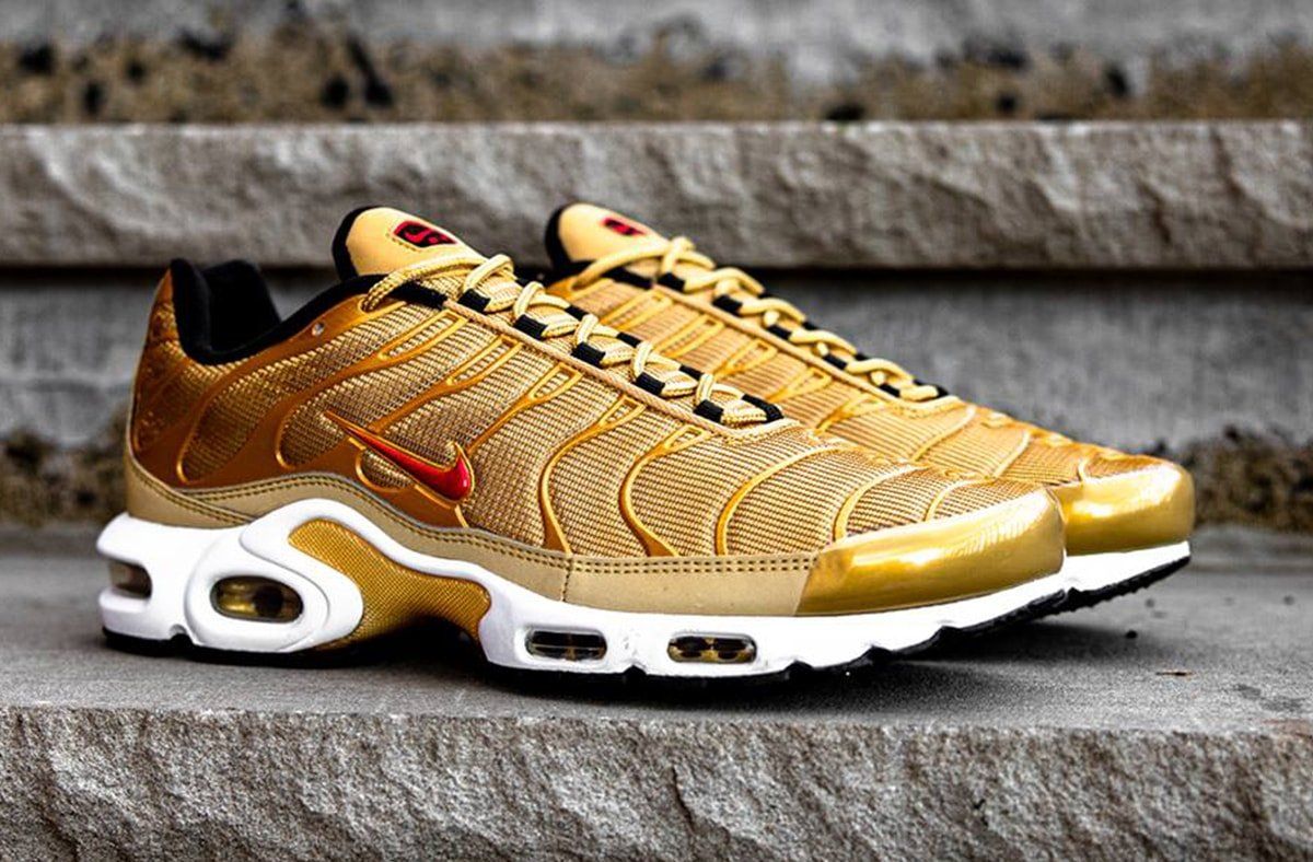 air max plus gold on foot