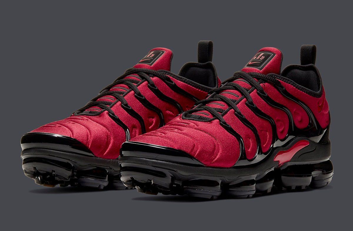 red and black nike vapormax plus