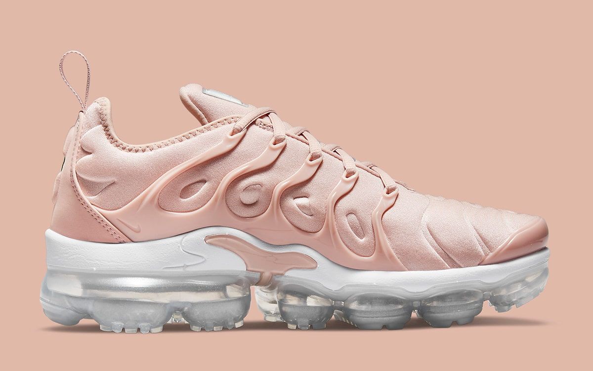 vapormax plus in pink oxford